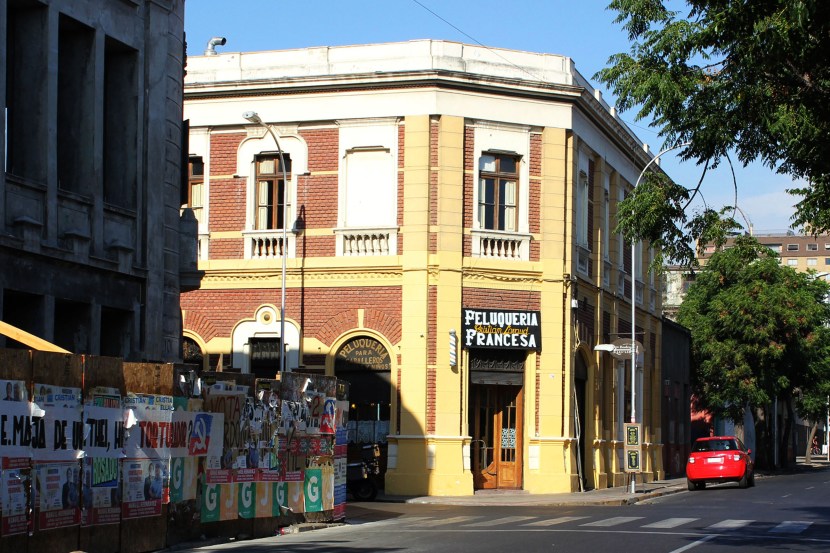 El colorido edificio en la esquina de Libertad y Compañia de Jesus en el santiguino Barrio Yungay-Buenavida