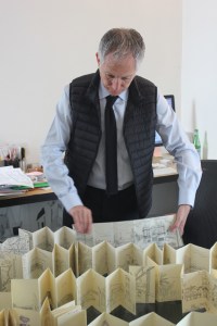 Bernardo Gómez-Pimienta presentando sus dibujos sobre la mesa 'Lore' de su autoría.