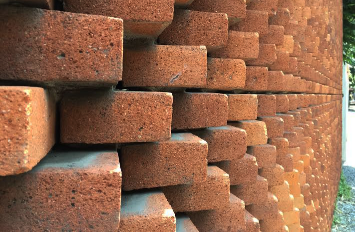 Fachada del Taller de Vicente Rojo en el Jardín Aurora. Foto: Emilio Alvarez